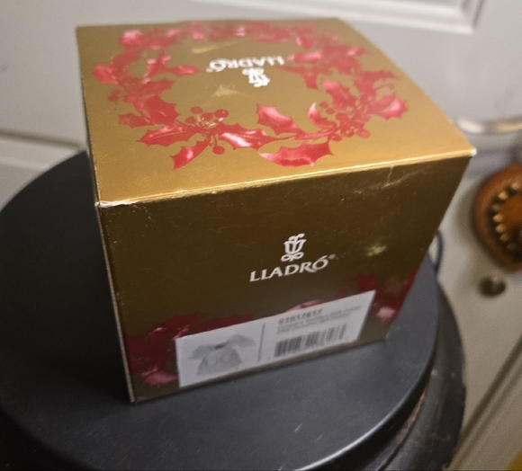 Lladro 2008 Porcelain White Bell Ornament - Picture 6 of 14